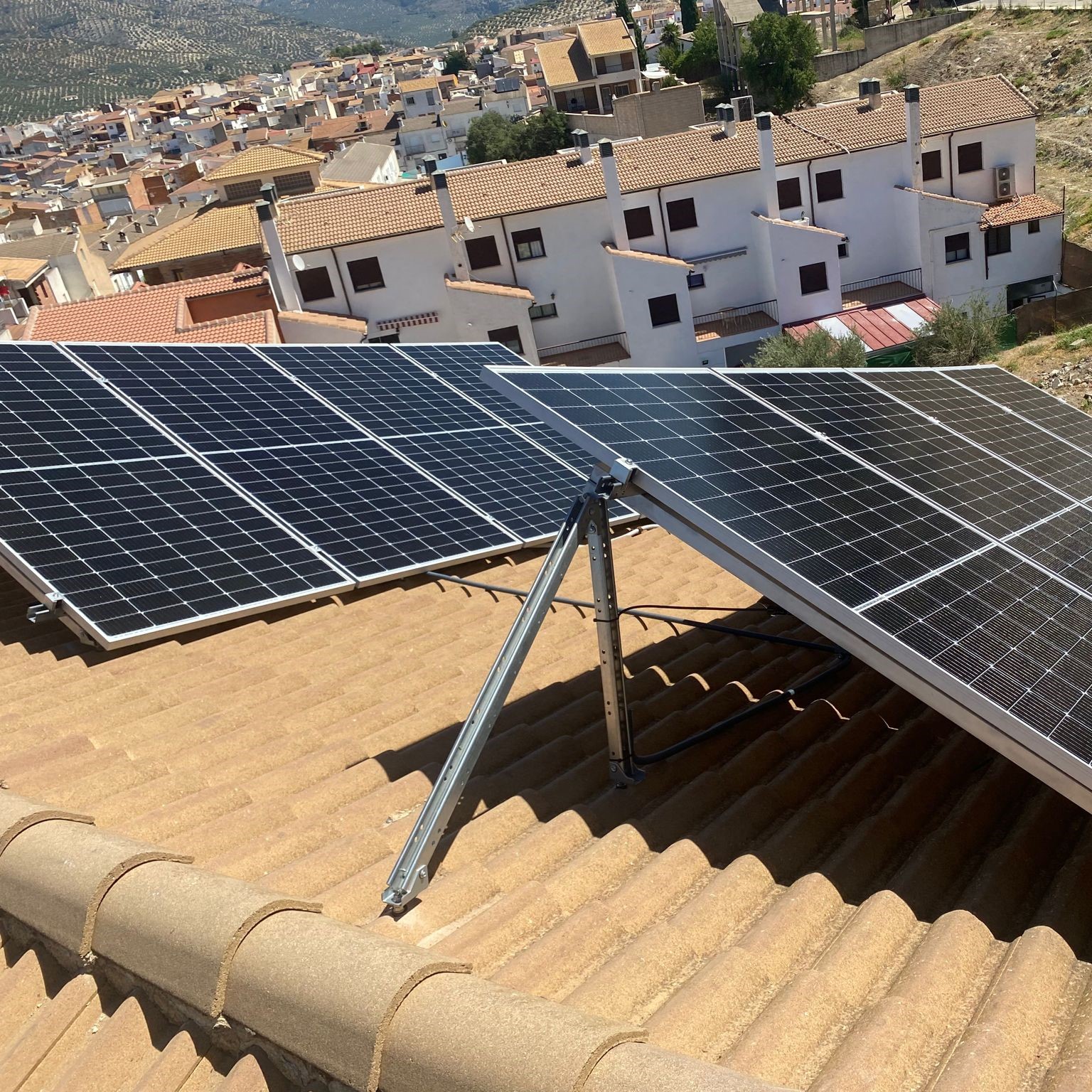 Instalación solar en el tejado de una vivienda